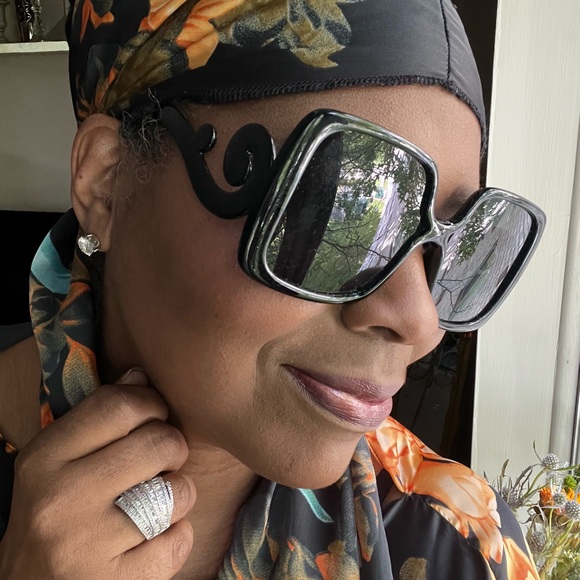 Chic Black Oversized Sunglasses - Picture 2 of 3